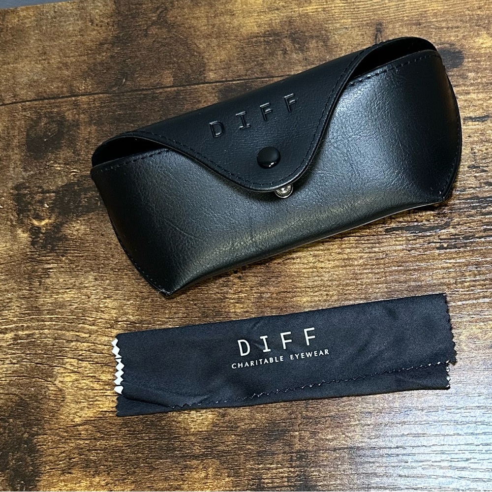 Diff Eyewear Black Sunglasses with Case - Picture 12 of 12